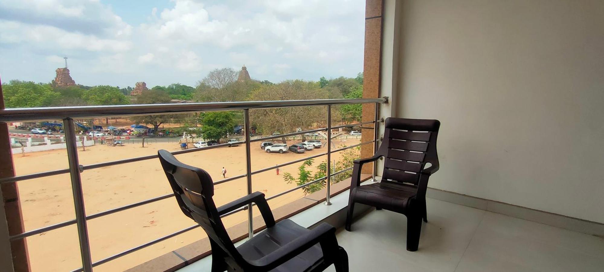 Srirathna Temple View Inn Thanjavur Exterior photo